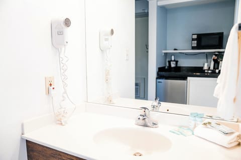 King Suite | Bathroom | Free toiletries, hair dryer, towels