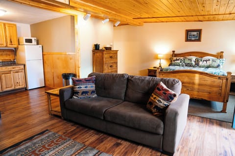 Deluxe Queen Cottage | Premium bedding, pillowtop beds, free WiFi, bed sheets