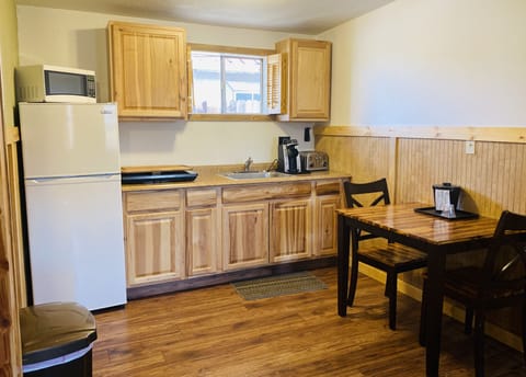 Deluxe Queen Cottage | Private kitchen | Fridge, microwave, coffee/tea maker