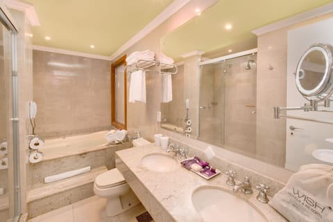 Junior Suite | Bathroom | Free toiletries, hair dryer, towels