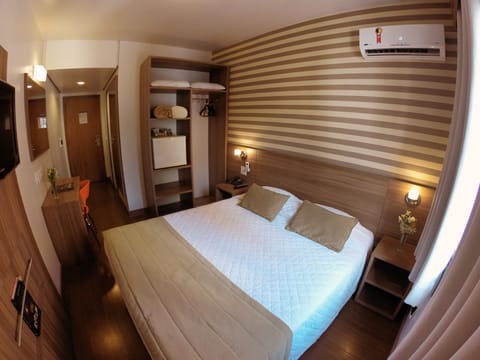 Room | Hypo-allergenic bedding, minibar, in-room safe, desk