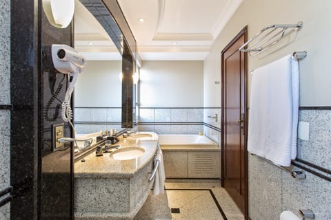 Classic Suite | Bathroom | Free toiletries, hair dryer, towels