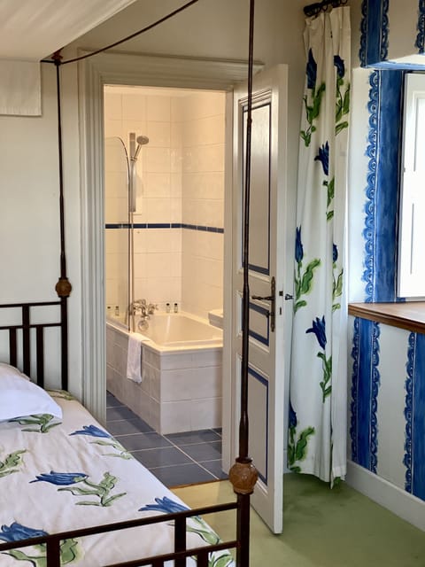 Classic Double or Twin Room, Lake View, Garden Area (Clos des Bidaudières) | Bathroom | Free toiletries, hair dryer, towels