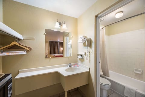 Standard Room, 1 Queen Bed, Non Smoking | Bathroom | Combined shower/tub, hair dryer, towels