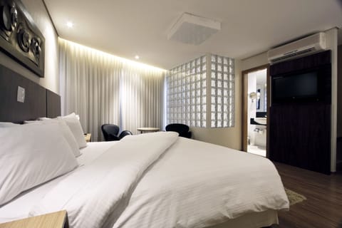 Premium Suite, 1 Queen Bed | Minibar, in-room safe, desk, blackout drapes