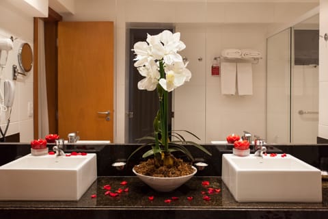 Royal Suite | Bathroom | Shower, hair dryer, towels