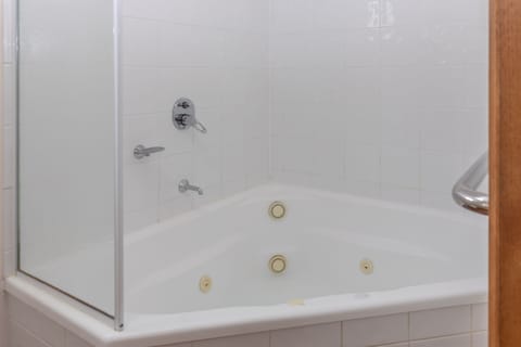 Villa, Jetted Tub, 1 Bedroom | Private spa tub
