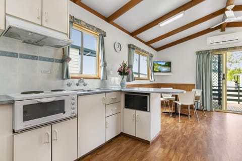 Riverview Executive Spa Villa | Private kitchen | Fridge, microwave, oven, stovetop