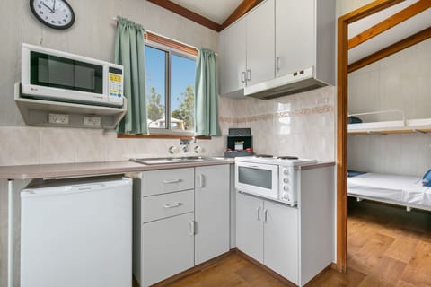 2 Bedroom Ensuite Cabin | Private kitchen | Fridge, microwave, oven, stovetop