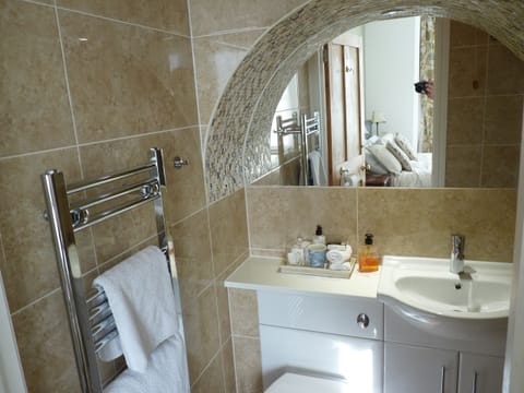 Luxury Double Room (Beacon) | Bathroom amenities | Shower, free toiletries, hair dryer, bathrobes