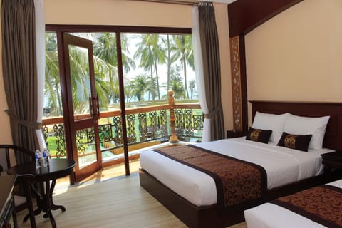 Deluxe Room, Sea View | Minibar, in-room safe, desk, soundproofing