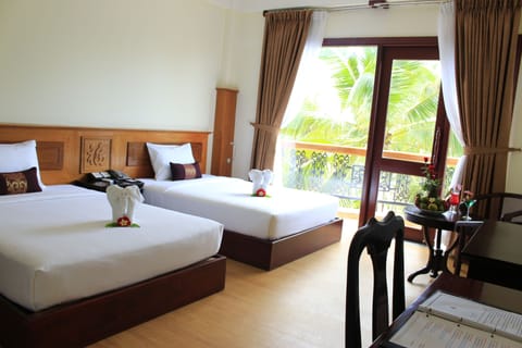 Deluxe Room, Sea View | Minibar, in-room safe, desk, soundproofing