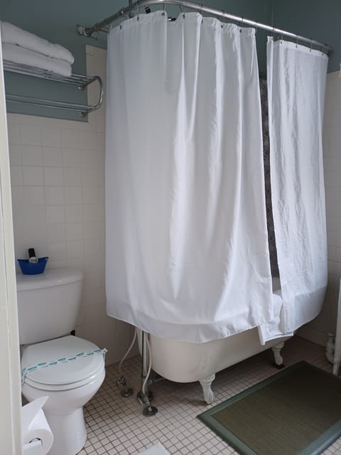 Suite, 1 King Bed | Bathroom | Free toiletries, hair dryer, bathrobes, towels