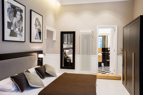Family Suite, Connecting Rooms | Minibar, in-room safe, desk, soundproofing