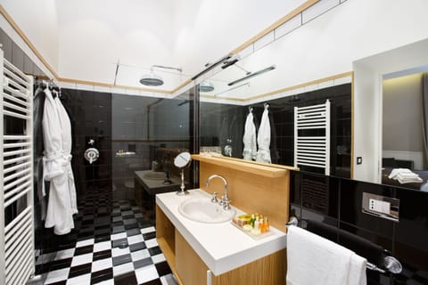 Family Suite, Connecting Rooms | Bathroom | Shower, rainfall showerhead, free toiletries, hair dryer