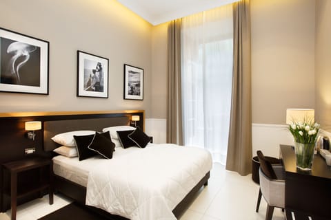Double room with Private External Bathroom | Minibar, in-room safe, desk, soundproofing