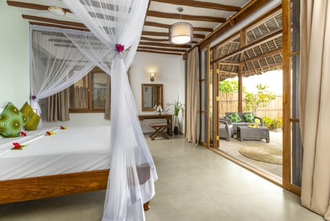 Honeymoon Bungalow, 1 King Bed, Beachfront | Minibar, in-room safe, desk, blackout drapes