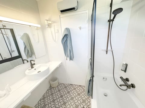 Comfort Triple Room | Bathroom | Eco-friendly toiletries, hair dryer, towels, soap