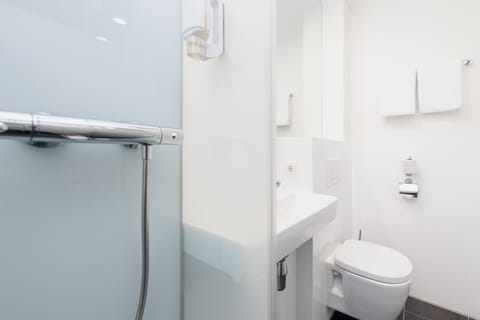 Shower, eco-friendly toiletries, towels