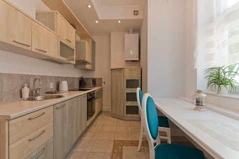 Apartment (Galeria II) | Private kitchen | Fridge, microwave, oven, stovetop