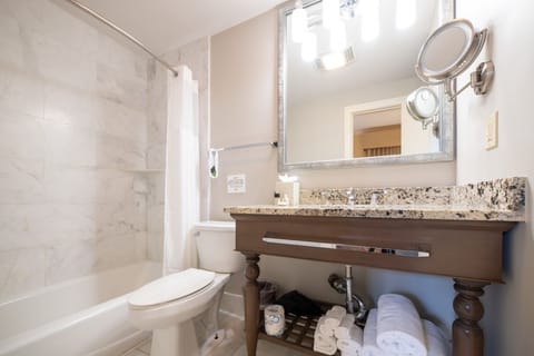 Standard Room, 1 King Bed | Bathroom | Combined shower/tub, designer toiletries, hair dryer, towels