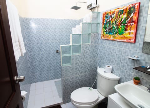 Sierra Suites | Bathroom | Shower, free toiletries, slippers, bidet