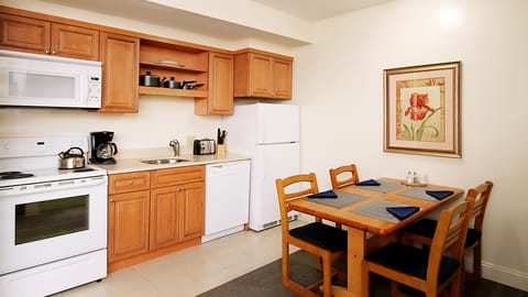 Condo, 1 Bedroom | In-room dining