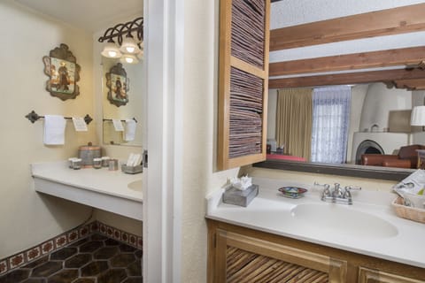 Deluxe Room, 1 King Bed | Bathroom | Combined shower/tub, designer toiletries, hair dryer, bathrobes