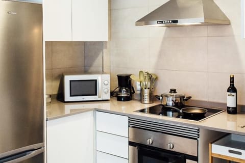 Private kitchen | Full-size fridge, microwave, oven, stovetop