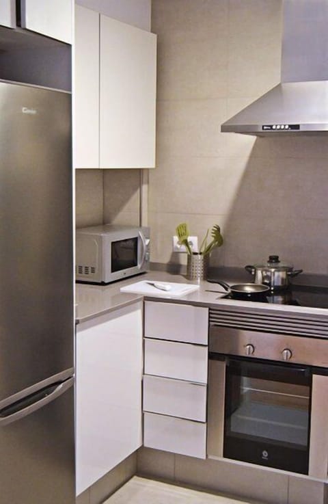 Full-size fridge, microwave, oven, stovetop