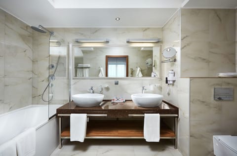 Suite with Aquazone access | Bathroom | Combined shower/tub, free toiletries, hair dryer, towels