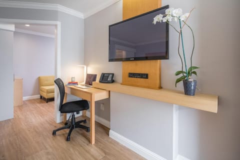 Premium bedding, down comforters, in-room safe, desk