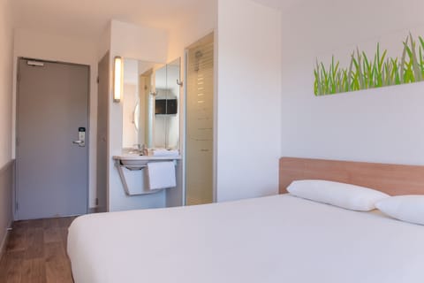 Double Room | Bathroom | Shower, eco-friendly toiletries, towels