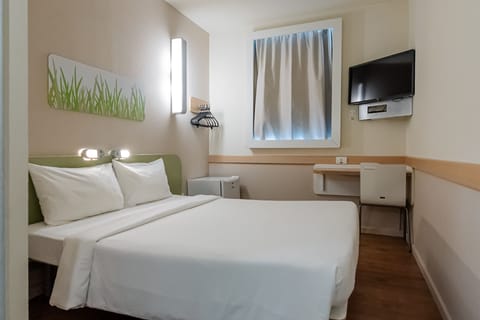 Room, 1 Double Bed (Functional, Minibar) | Desk, soundproofing, free cribs/infant beds, free WiFi