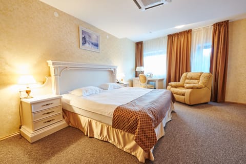 Suite, 1 Bedroom | Minibar, in-room safe, desk, iron/ironing board