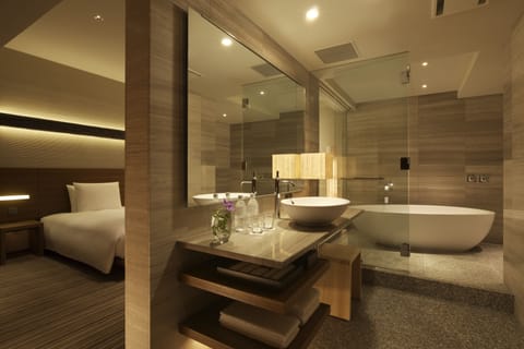 Atrium, Suite | Bathroom | Free toiletries, hair dryer, bathrobes, slippers