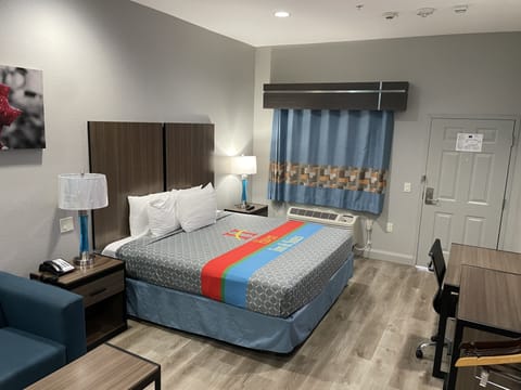 Room, 1 King Bed, Smoking, Refrigerator & Microwave | Premium bedding, desk, iron/ironing board, free WiFi