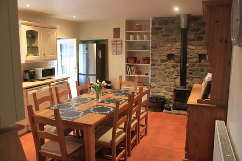 Cottage, 4 Bedrooms | Private kitchen | Fridge, microwave, oven, stovetop