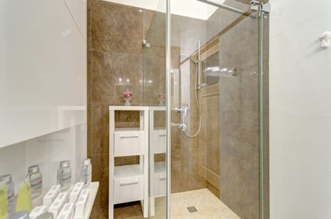 Comfort Apartment, 2 Bedrooms, Kitchen (ul. Sobieskiego 1) | Bathroom | Shower, free toiletries, hair dryer, towels