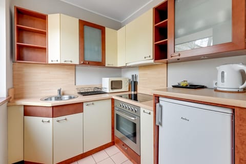 Classic Studio Suite, Kitchenette (ul. Sobieskiego 29) | Private kitchenette | Fridge, stovetop, coffee/tea maker, electric kettle