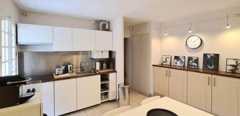 Deluxe Apartment | Private kitchen | Fridge, microwave, stovetop, coffee/tea maker