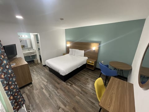 Desk, laptop workspace, soundproofing, free WiFi