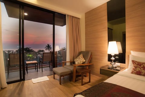 Deluxe Double Room | Minibar, in-room safe, desk, blackout drapes