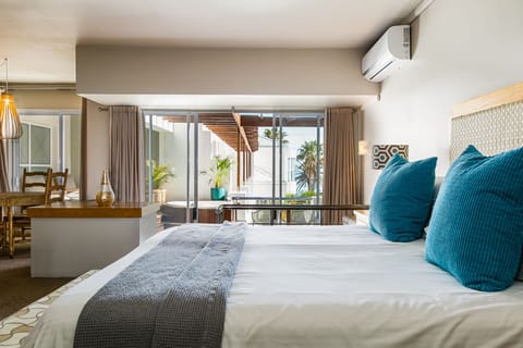 Corner Sea View Suite | Egyptian cotton sheets, premium bedding, minibar, in-room safe