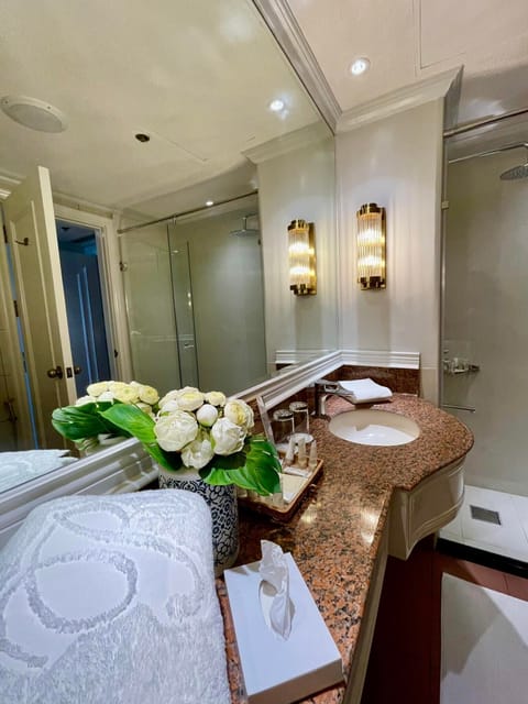 Premier Room | Bathroom | Combined shower/tub, free toiletries, hair dryer, slippers