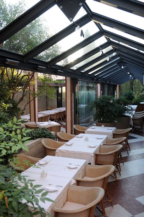 Breakfast, lunch, dinner served; local and international cuisine 