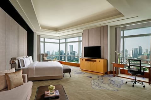 Club Room, 1 King Bed, Non Smoking | Premium bedding, minibar, in-room safe, desk