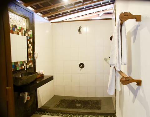 Deluxe Bungalow, 1 King Bed, Partial Ocean View | Bathroom | Shower, free toiletries, towels