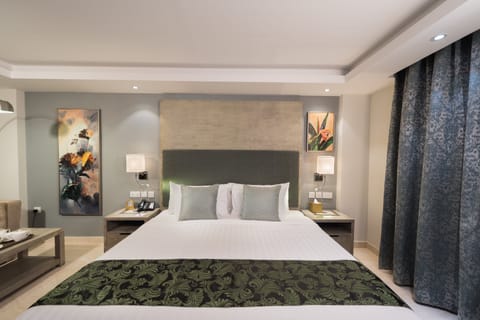 Deluxe Room, 1 King Bed | Frette Italian sheets, premium bedding, memory foam beds, minibar