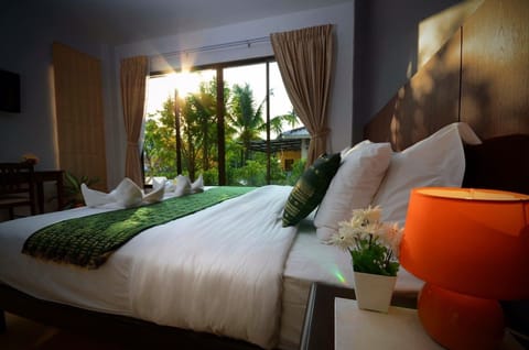 Deluxe Villa with King Bed | In-room safe, desk, laptop workspace, blackout drapes